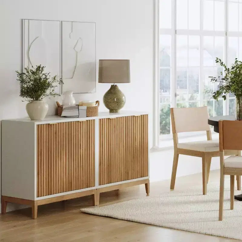 Meuble de rangement en bois rainuré avec porte