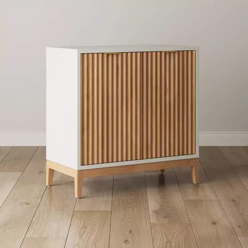 Meuble de rangement en bois rainuré avec porte