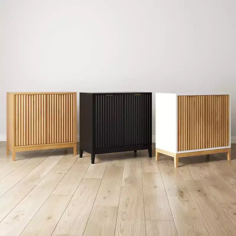 Meuble de rangement en bois rainuré avec porte