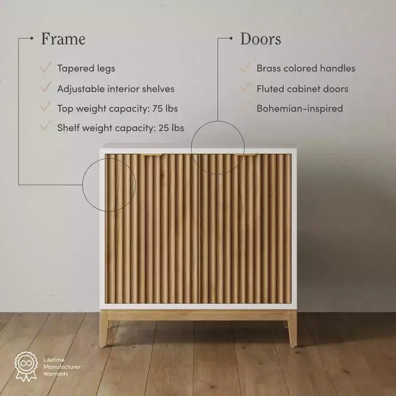 Meuble de rangement en bois rainuré avec porte