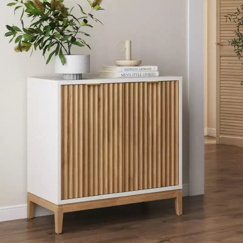 Meuble de rangement en bois rainuré avec porte