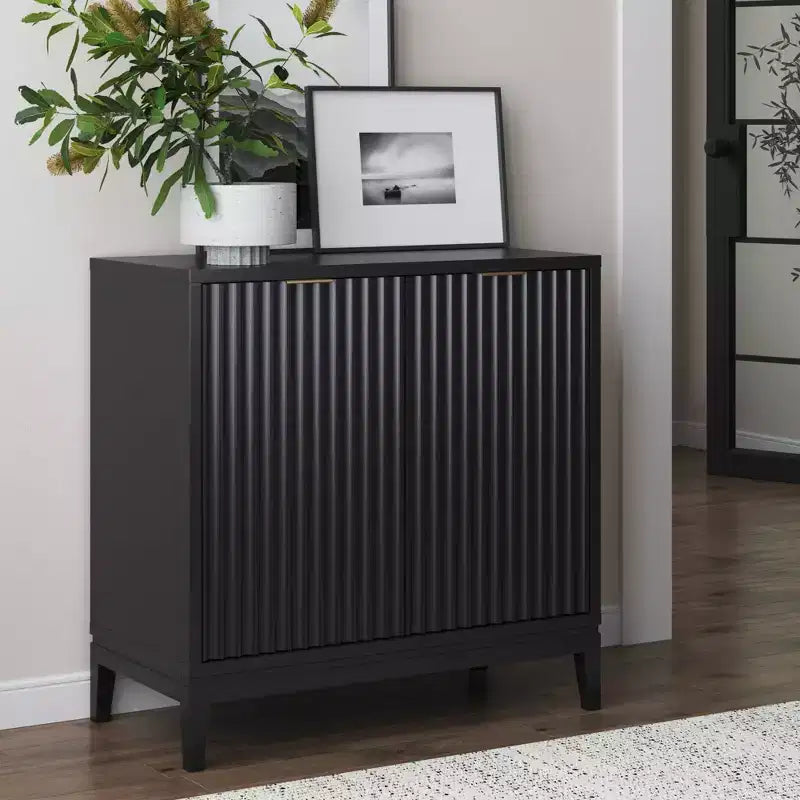 Meuble de rangement en bois rainuré avec porte
