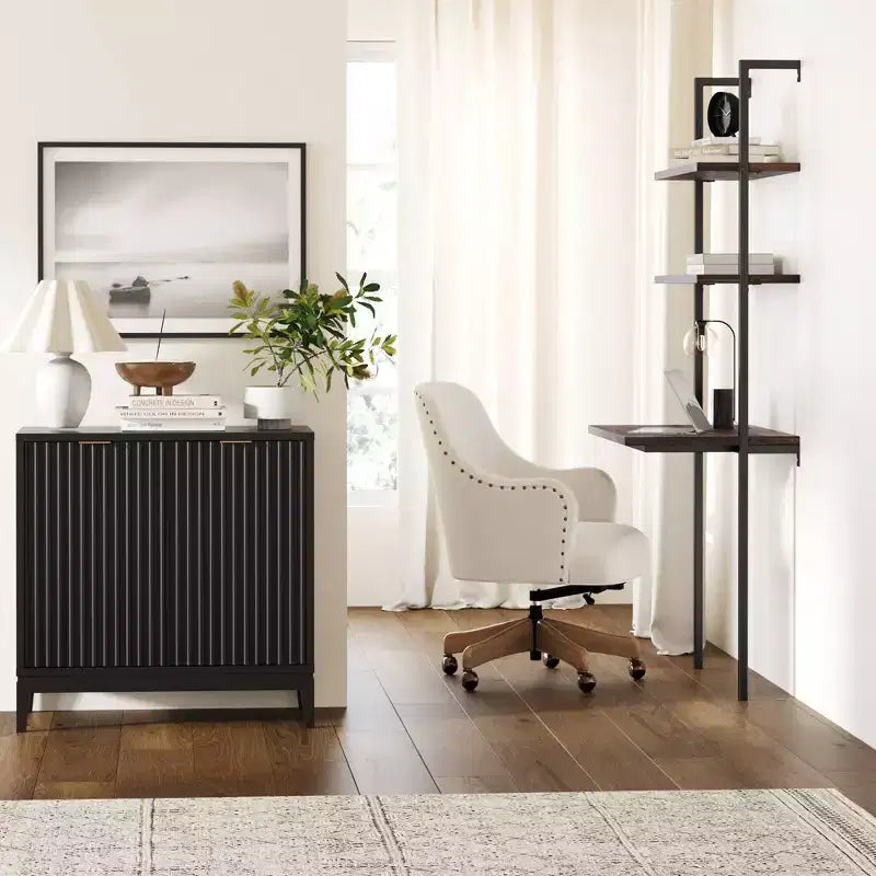 Meuble de rangement en bois rainuré avec porte