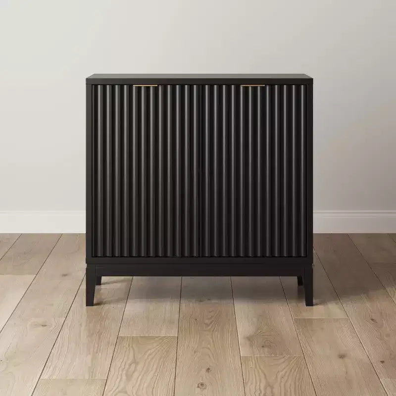 Meuble de rangement en bois rainuré avec porte