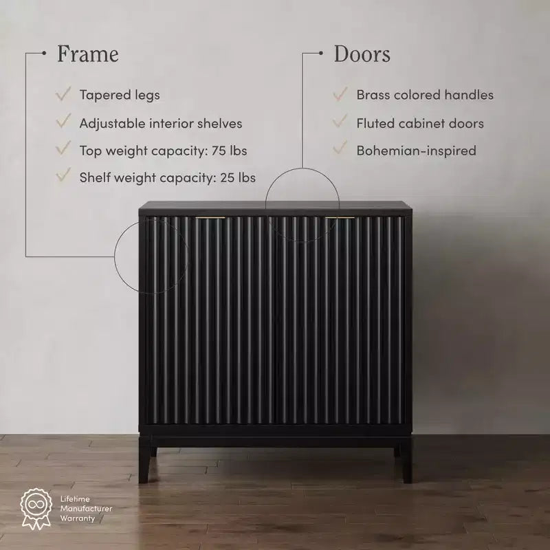Meuble de rangement en bois rainuré avec porte